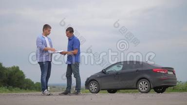 两个人成交。 男卖家司机做汽车汽车保险慢动作视频销售二手车。 买房租