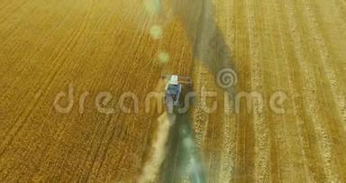 超高清4K鸟瞰图.. 联合收割机上的低空飞行在黄色的农村地区收割小麦。