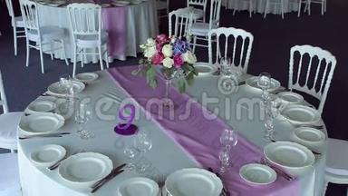 装饰设计<strong>圆桌</strong>紫色紫丁香条纹在中间