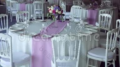 装饰设计<strong>圆桌</strong>紫色紫丁香条纹在中间