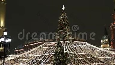 俄罗斯莫斯科的圣诞新年装饰——克里姆林宫附近的曼日广场