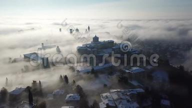 伯加莫。 从平原上可以看到令人惊叹的雾景，从空中俯瞰古老的城镇