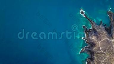无人的海岸的俯视图。 特内里费岛的岩石海岸。 空中无人机的海浪到达海岸的画面