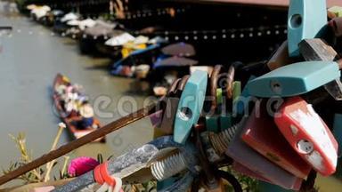 芭堤雅浮动市场。 游客木船沿着水中移动。 泰国、亚洲