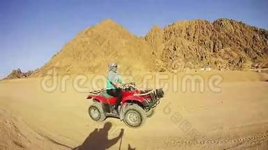 埃及沙漠中的女子骑四方自行车