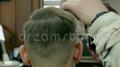 理发师用剪刀剪客户的头发