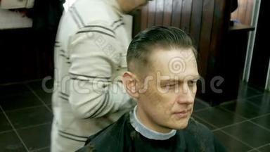理发师用剪刀剪客户的头发
