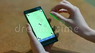 女人用智能手机触摸屏幕CHROMA钥匙特写，手指做手势触摸和滑动屏幕的一个