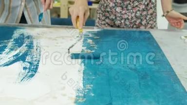 大师在艺术工作室用油漆和腻子处理木材，达到老化效果