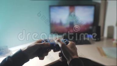 男孩正在玩控制器操纵杆Gamepad控制台电脑。 在电视上玩电子游戏机。 手握新手