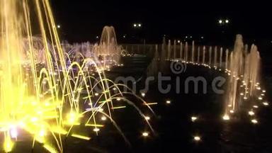 晚上在莫斯科跳舞的<strong>彩色喷泉</strong>。