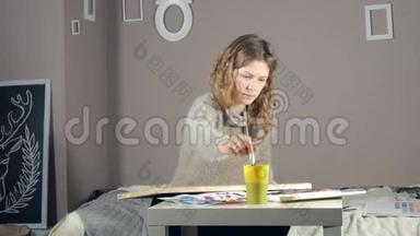 成年妇女在<strong>艺术学校</strong>用彩色水彩颜料作画