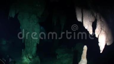 墨西哥尤卡坦洞穴中的水肺潜水。