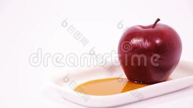 白色盘子上的红<strong>苹果</strong>和白色背景上分离的<strong>蜂蜜</strong>
