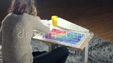 成年妇女在<strong>艺术学校</strong>用彩色水彩颜料作画