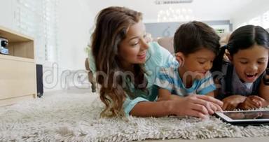 在客厅里使用数码平板电脑的幸福家庭