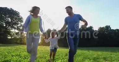 幸福的家庭一起跑步