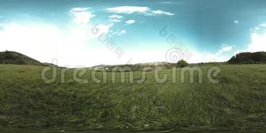 360夏季或秋季一个美丽的山地草地时间的VR。 云，绿草和阳光..