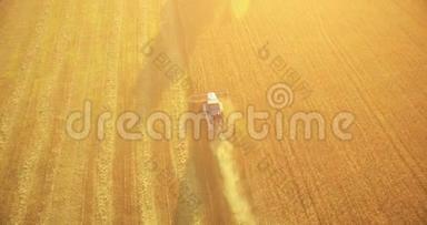超<strong>高清</strong>4K鸟瞰图.. 联合收割机上的低空<strong>飞行</strong>在黄色的农村地区收割小麦。