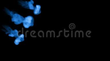 发光的蓝色墨水注入水的黑色背景。 三维动画与卢马哑光作为阿尔法<strong>通道</strong>在缓慢运动。 使用