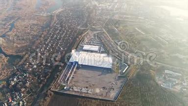 建设大型厂房，工业外部，从空中全景.. 建筑工地、金属结构