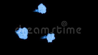 发光的蓝色墨水注入水的黑色背景。 三维动画与卢马哑光作为阿尔法通道在缓慢运动。 使用