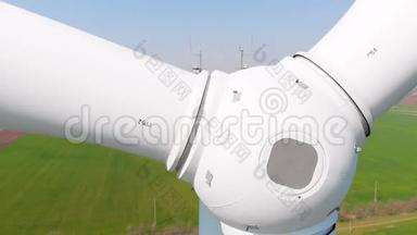 白天绿野中风力涡轮机的鸟瞰图。 在涡轮附近。