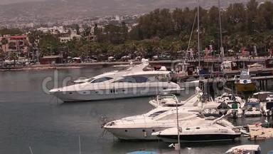 塞浦路斯、希腊、港口的游船和<strong>渔船</strong>、码头附近的<strong>渔船</strong>、停泊船只、若干