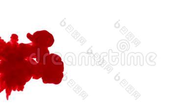 白色背景上的水中红色墨水。 三维动画墨水与卢马哑光作为阿尔法通道的效果或背景。 很多东西