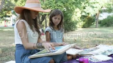 有女儿在公园里用水彩<strong>画画</strong>画的女人