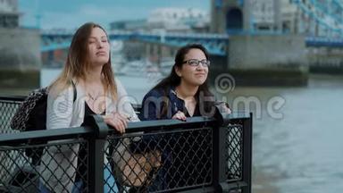 两个女孩访问伦敦，享受旅行和观光