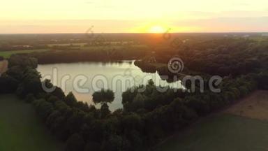 德国公园上空令人惊叹的日落美景。