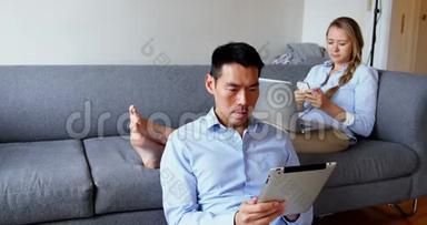 男人用数码平板电脑，女人用手机