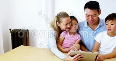 在客厅里使用数码平板电脑的幸福家庭