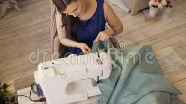 年轻的<strong>服装设计师</strong>和女裁缝工在裁缝工作室里用缝纫机工作
