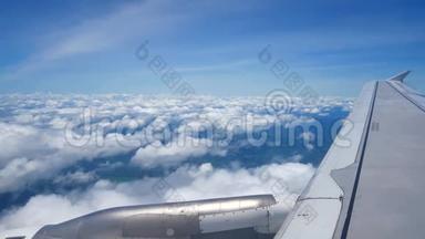 从飞机窗户看到机翼和引擎上