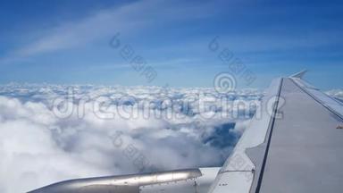 从飞机窗户看到<strong>机翼</strong>和<strong>引擎</strong>上