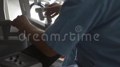 外科医生操作机器人手术机，<strong>微创</strong>达芬奇系统