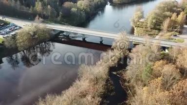 汽车在河桥空中无人机俯视4K超高清视频