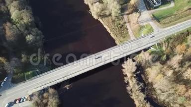 汽车在河桥空中无人机俯视4K超高清视频