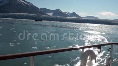 从船上可以看到<strong>北冰洋</strong>的冰。