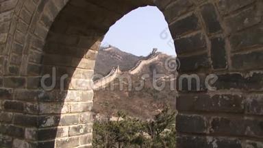 中国的长城从拱门向其他延伸