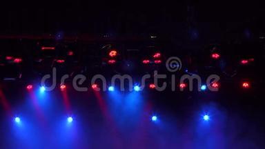 蓝红舞台灯光.. 舞台灯光和烟雾。