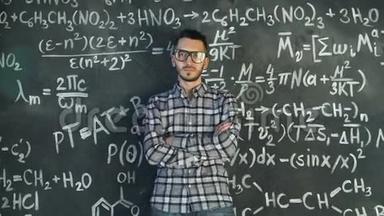 在化学和数学<strong>方程</strong>式室内部摆姿势的年轻科学家