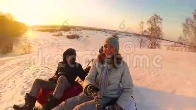 幸福的家庭乘坐和微笑的雪管在雪道上。慢动作。 <strong>冬天</strong>的雪景。 <strong>户外运动</strong>