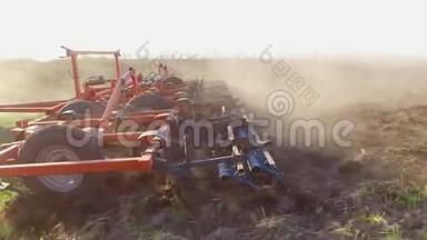 农民在拖拉机上耕作俄罗斯稳定农业土壤和播种机耕作土地