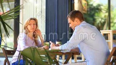 一对情侣在户外咖啡馆谈恋爱。 男人和<strong>美女约会</strong>。