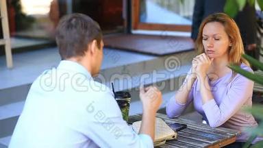 一对情侣在户外咖啡馆<strong>谈恋爱</strong>。 男人和美女约会