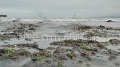西班牙北部野生大西洋海岸，带有<strong>北欧风</strong>格自然环境的岩石和沙子