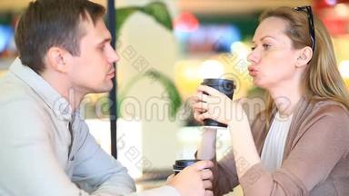 一对情侣在户外咖啡馆谈恋爱。 男人和美女约会